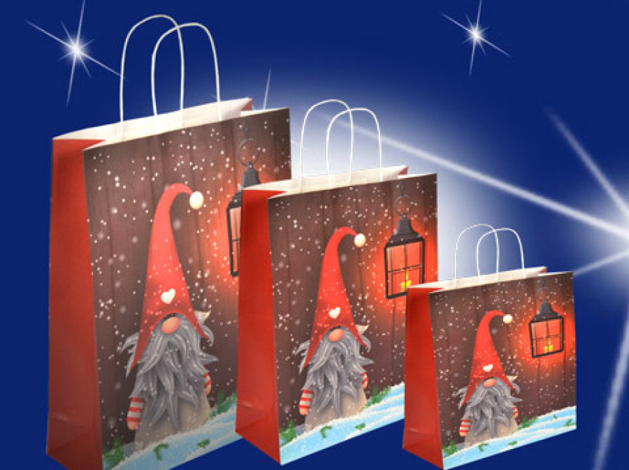 Papiertasche weihnachten mit Weihnachtmotiv wichtel mit roter mütze und grauem bart die seitenfalten wurden rot abgesetzt